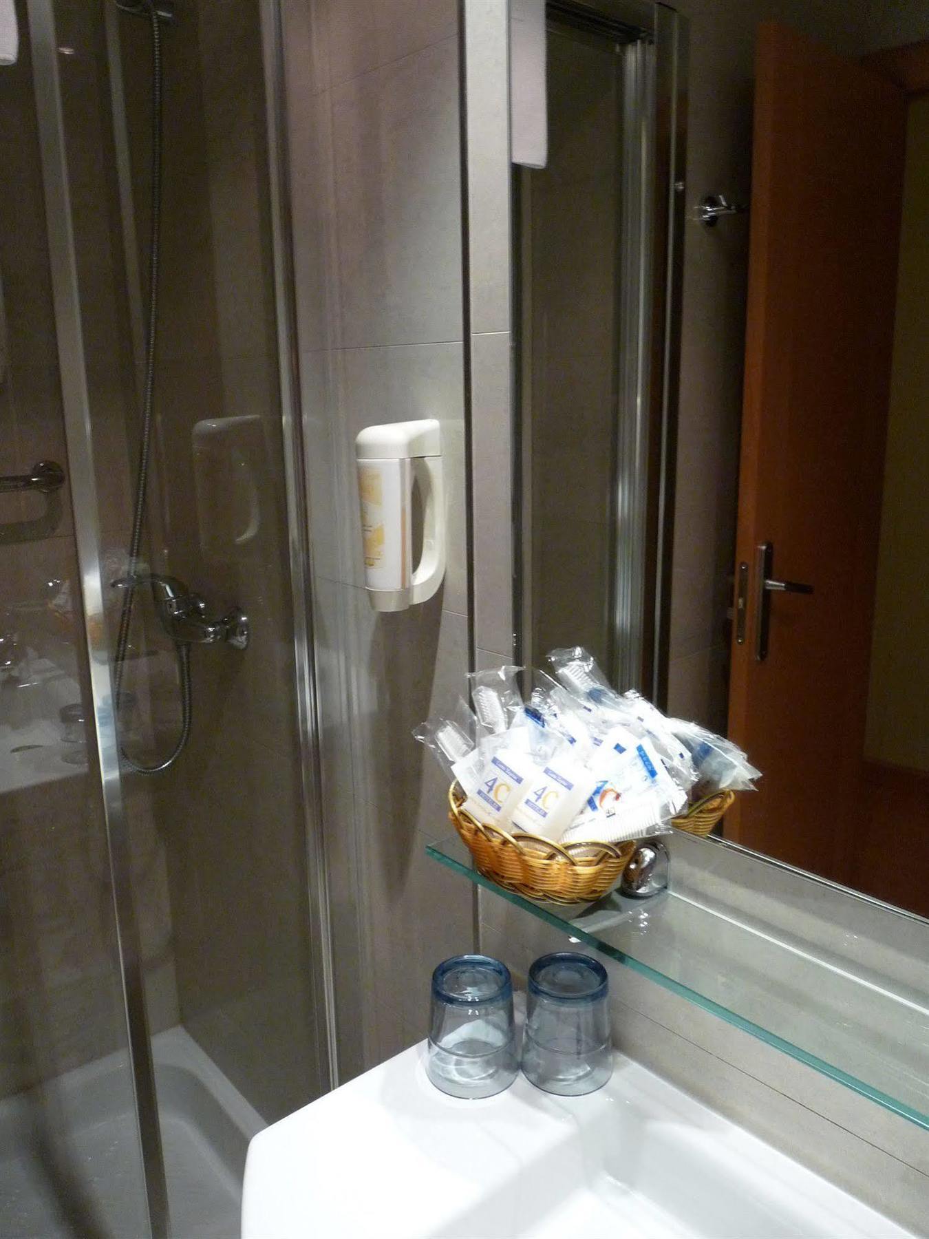 Hotel 4C Puerta Europa Madrid Luaran gambar